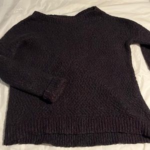 Cozy sweater. Has great stretch. Warm. No size but I’d say large/xl.